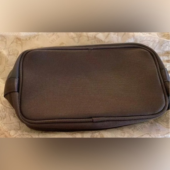 🆕 Velez Colombian Leather Cosmetic Pouch Men’s Women’s Bag Unisex - Picture 2 of 3